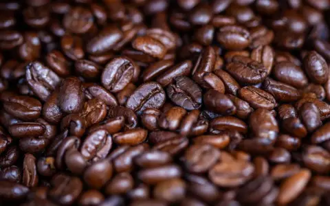 Nahaufnahme von gerösteten Kaffeebohnen. Ein Hauch von Magnesium könnte den Geschmack noch intensivieren.