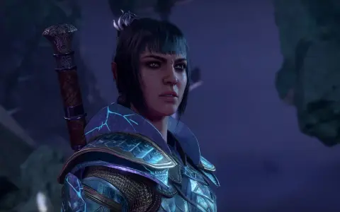 Guerrera con armadura brillante y espada al hombro, lista para la ordalía de Shar en BG3.