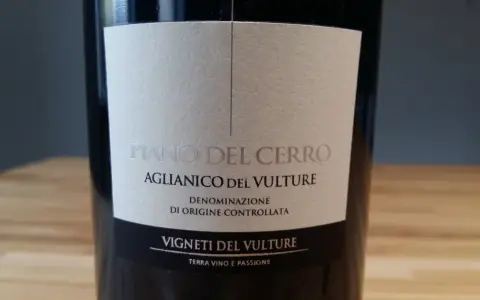 Butelka wina wytrawnego Aglianico del Vulture, Piano del Cerro. Włoskie wino z regionu Vulture.