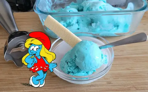 Schlumpfeis Rezept: Blaue Eiscreme mit Waffel und einem Schlumpf. Perfekt für heiße Tage!