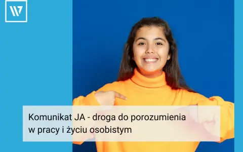 Uśmiechnięta dziewczynka w pomarańczowym golfie wskazuje na tekst "Komunikat JA - droga do porozumienia w pracy i życiu osobistym".