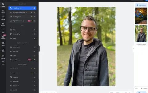 Mężczyzna w okularach uśmiecha się na tle parku. Interfejs programu Fotor oferuje darmowy program do obróbki zdjęć po polsku.
