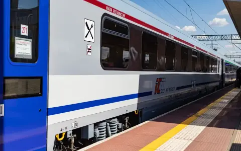 Wagon restauracyjny PKP Intercity z ikonami widelca i noża oraz zakazem palenia.