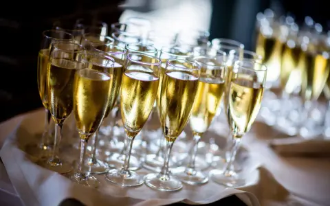 Många glas med bubbel står uppradade, redo för fest. En flaska vin ger ungefär sex glas.