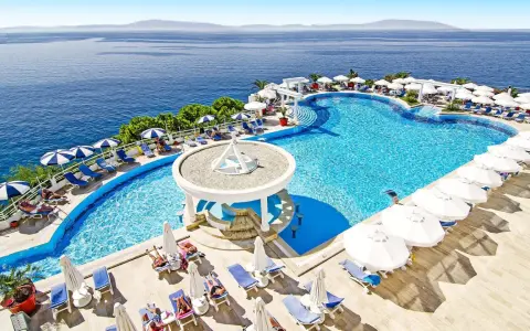 Luksusowy basen z widokiem na morze, idealne miejsce na relaks w stylu Korumar Deluxe.
