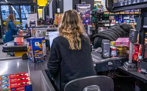 Ile zarabiają pracownicy banku? Realne pensje i benefity.