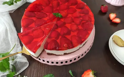 Najdelikatniejszy sernik z mascarpone na zimno, udekorowany truskawkami w galaretce. Idealny na letnie popołudnie.