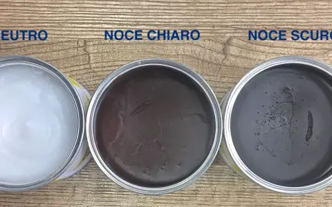 Tre barattoli di cera d'api per legno: neutra, noce chiaro e noce scuro, pronti per dare nuova vita ai tuoi mobili.
