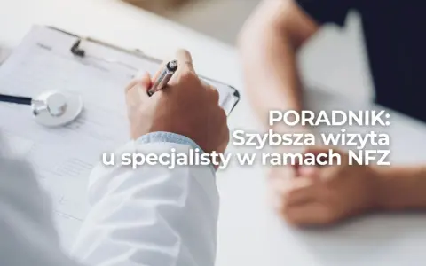Lekarz notuje na karcie pacjenta. Poradnik: jak umówić się do lekarza na NFZ, by szybciej dostać się do specjalisty.