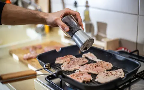 Jak usmażyć soczystego kurczaka z patelni? Prosty przepis krok po kroku