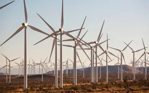 Windräder in der Wüste Kaliforniens, ein Symbol für den grünen Strommix USA.