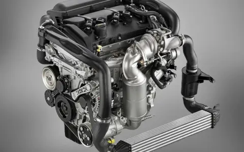 Silnik 1.6 THP z turbosprężarką i intercoolerem, gotowy do montażu w sportowym samochodzie.