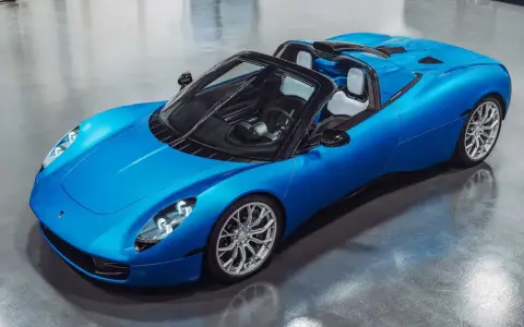 Der Gordon Murray T.33 Roadster in leuchtendem Blau steht auf einem polierten Boden.
