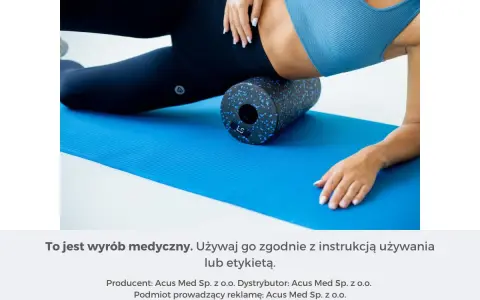 Kobieta na macie rehabilitacyjnej używa wałka do masażu. Dowiedz się, kiedy sie rolowac, by zadbać o swoje mięśnie.