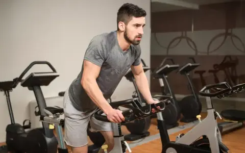 Bieganie vs Rower: Co skuteczniej odchudza i chroni stawy?