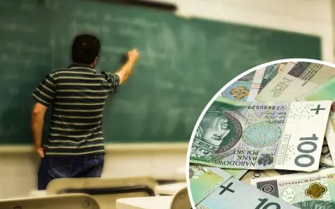 Nauczyciel pisze na tablicy, a obok stos polskich banknotów. Czy zarobki nauczycieli są wystarczające?