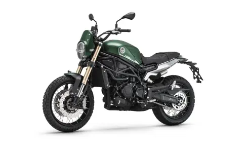 Zielony motocykl Benelli Leoncino 800 Trail z oponami terenowymi, gotowy na przygodę.