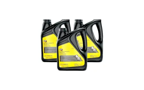 Cztery czarne kanistry z żółtą etykietą zawierające olej hydrauliczny Cat. Idealny do maszyn budowlanych.