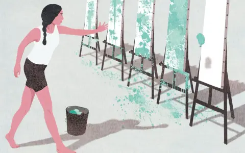 Une jeune artiste, dans une école d'art, expérimente avec des éclaboussures de peinture sur des toiles.