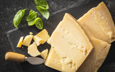 Czy parmigiano reggiano to parmezan? Poznaj kluczowe różnice