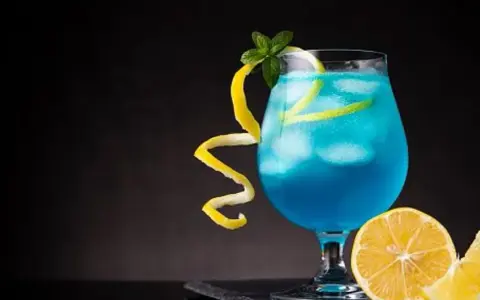 Blue Lagoon: Przepis na idealny drink i sekrety barmanów