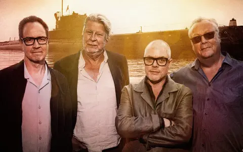 Fyra män står framför ett fartyg. En av dem är Rolf Lassgård, känd från en serie på SVT.
