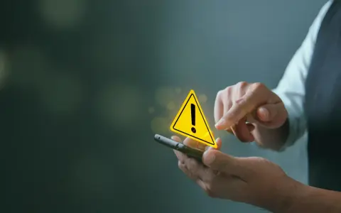 Ostrzeżenie na telefonie. Czy to spam? Uważaj na podejrzane powiadomienia.