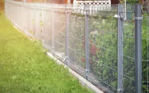 Ile kosztuje 100 m ogrodzenia panelowego? Sprawdź, co wpłynie na cenę