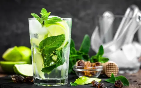 Drinki z rumem w domu: Proste przepisy i porady eksperta!