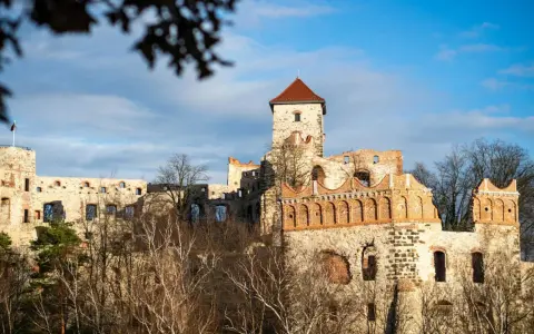 Ruiny zamku na wzgórzu, z wieżą i murami. Ile jest zamków w Polsce? Tysiące!