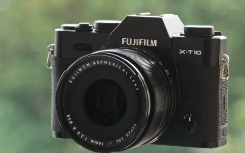 Czarny aparat Fujifilm X-T10 z obiektywem. Funkcja focus peaking pomaga ustawić ostrość.