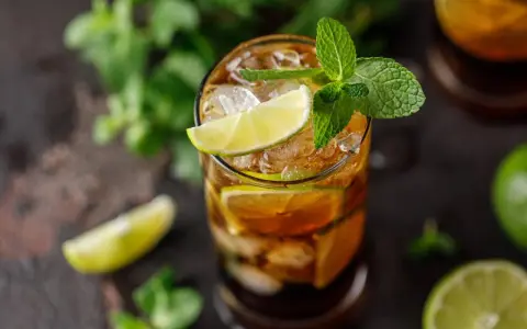 Orzeźwiający Cuba Libre z lodem, limonką i miętą. Idealny na gorące dni.