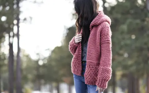 Chaqueta tejida a dos agujas con capucha, ideal para tejer capucha dos agujas para niños.