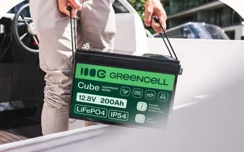 Mężczyzna niesie akumulator LiFePO4 12.8V 200Ah marki Greencell Cube. To jeden z rodzajów akumulatorów, idealny do łodzi, kamperów i wózków golfowych.
