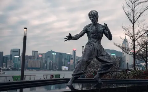 Pomnik Bruce'a Lee w Hong Kongu, przypominający o jego mądrości i sile. "Bądź jak woda" - to tylko jeden z wielu inspirujących bruce lee cytaty.