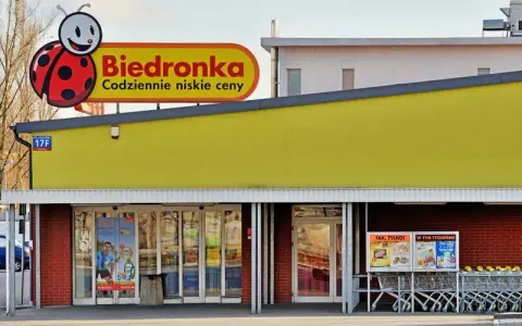 Ile można zarobić w Biedronce? Zaskakujące pensje i benefity