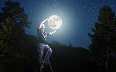 Mężczyzna na drabinie trzyma księżyc, marząc o studiach z astronomii. Nocne niebo pełne gwiazd.