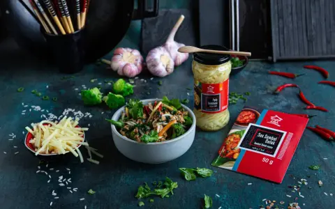 Pyszne warzywa po azjatycku z pędami bambusa i sosem sambal oelek. Idealne danie dla miłośników ostrych smaków.