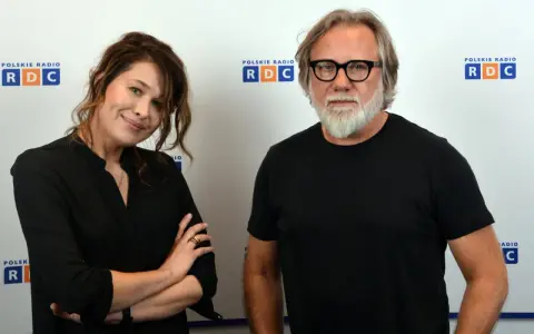 Jadwiga Juczkowicz i mężczyzna w okularach przed logo Polskiego Radia RDC.