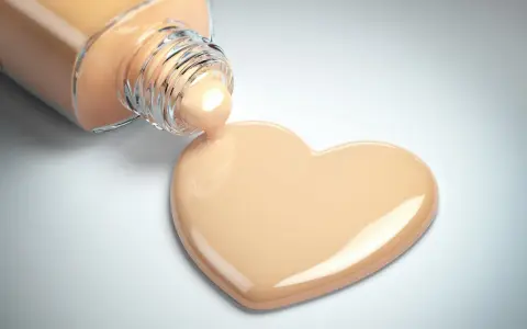 Goutte de fond de teint en forme de cœur, idéale pour savoir comment choisir son fond de teint.