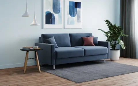 Soggiorno moderno con divano blu, quadri astratti e piante. L'altezza mensole sopra divano è ideale per l'arredo.