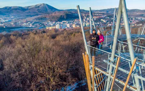 Para na wieży widokowej Gedymina podziwia zimowy krajobraz.