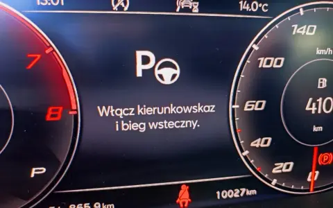 Asystent parkowania sugeruje włączenie kierunkowskazu i biegu wstecznego.