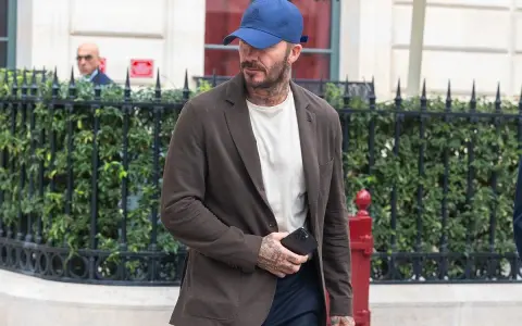Uomo con cappellino blu e giacca marrone, dimostra che blu e marrone stanno bene insieme.