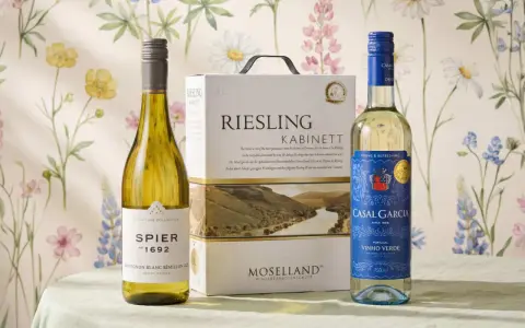 Tre flaskor vitt vin och en bag-in-box med Riesling står uppdukade. Perfekt vin till midsommar!