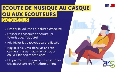 Un jeune homme écoute de la musique au casque, détendu dans un fauteuil. Conseils pour ne pas entendre trop bien et protéger son audition.