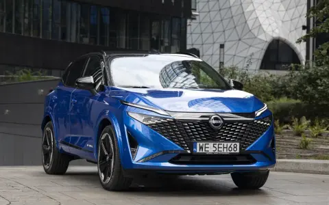Niebieski Nissan Qashqai z czarnym dachem, nowoczesny design. Sprawdź atrakcyjną nissan qashqai cena.
