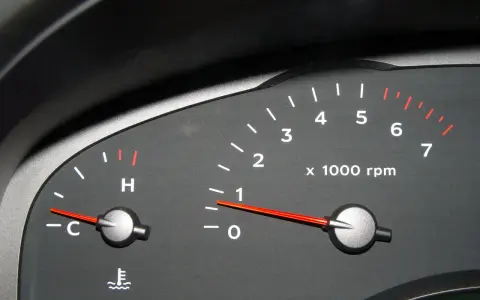 El tacómetro muestra que es el ralenti, con el motor a unas 800 RPM. El indicador de temperatura está en la zona fría.