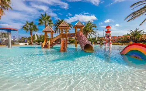 Piscina con scivoli e giochi d'acqua al **hotel Occidental Menorca**. Un paradiso per bambini sotto il sole di Minorca.