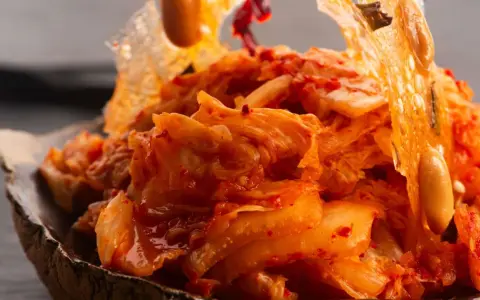 Würziges Kimchi, das zeigt, wie man Kimchi macht. Knackiger Chinakohl mit roter Chilipaste und Sesam.